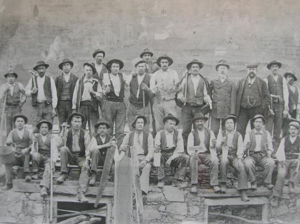 Uomini con attrezzi di lavoro